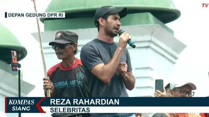 Momen Reza Rahardian dan deretan artis ikut demo kawal putusan MK