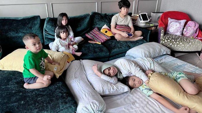 Momen Rieta Amilia tidur di lantai kumpul bareng cucu