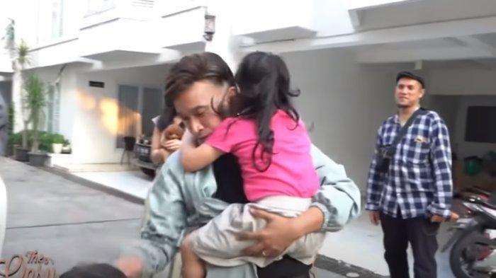 Momen Ruben Onsu Mengunjungi Dua Putrinya Disorot, Sarwendah Hanya Berdiri di Pintu Tak Mau Mendekat
