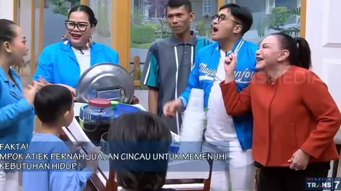 Mpok Atiek saat tampil di FYP menceritakan usahanya jualan cincau