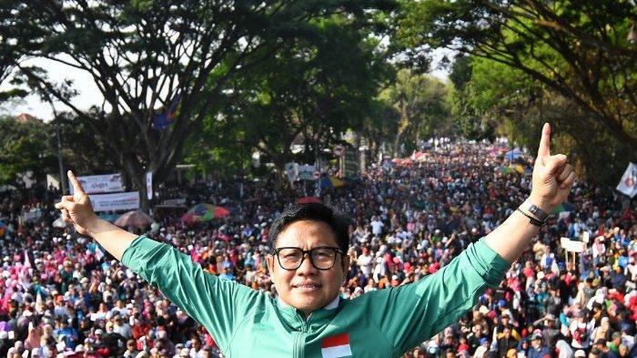 Calon Wakil Presiden dari pasangan AMIN, Muhaimin Iskandar menyapa warga saat gelaran Jalan Sehat Bareng calon Presiden dan Wakil Presiden pasangan AMIN (Anies Baswedan dan Muhaimin Iskandar) di Simpang Balapan, Ijen Boulevard, Kota Malang, Jawa Timur, Minggu (8/10/2023). Pasangan calon Presiden dan Wakil Presiden yang diusung Partai Nasdem, PKS dan PKB tersebut menyapa warga Malang dengan menggelar jalan sehat.