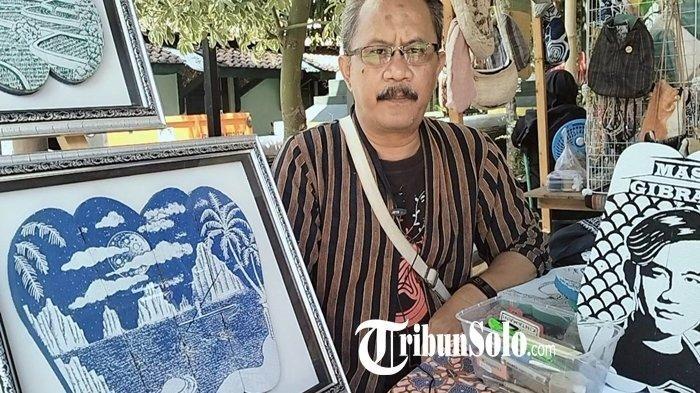 Muhammad Niam, perajin seni ukir sandal yang omset-nya bisa jutaan rupiah
