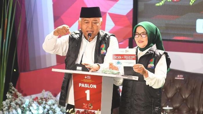 Muhammad Sanusi dan Lathifah Shohib saat debat perdana Pilkada Kabupaten Malang 2024 di Gedung DPRD Kabupaten Malang, Jumat (25/10/2024).