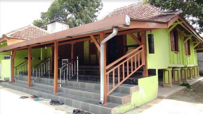 Musala Annur atau dikenal dengan sebutan Langgar Gantung yang berada di Jl Kemuning No 16 Kelurahan Plosokerep, Kecamatan Sananwetan, Kota Blitar, bisa dibilang menjadi salah satu saksi penyebaran Islam di Kota Blitar