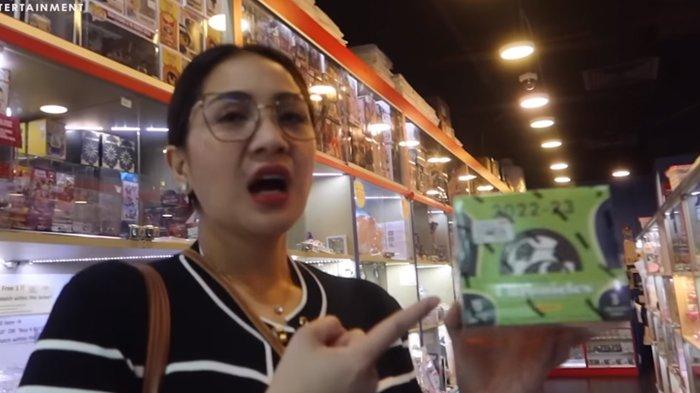 Nagita Slavina menunjukkan kartu bola Rafathar yang seharga Rp 5 juta