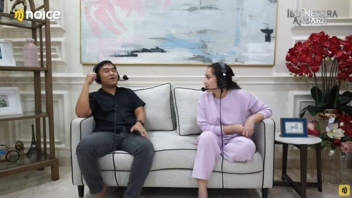 Nagita Slavina saat ngobrol dengan Fahmi karyawan RANS Entertainment