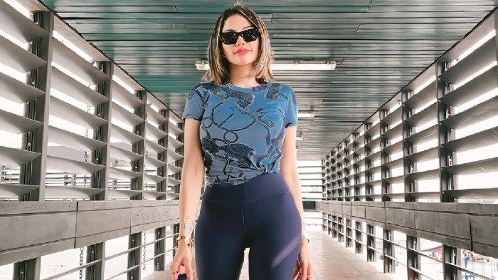 Nikita Mirzani pindah ke Shopee Live demi omzet lebih besar Nikita Mirzani ungkapkan akan menambah lapak live streamingnya dengan menggandeng salah satu e-commerce terbesar, Shopee melalui fitur Shopee Live.