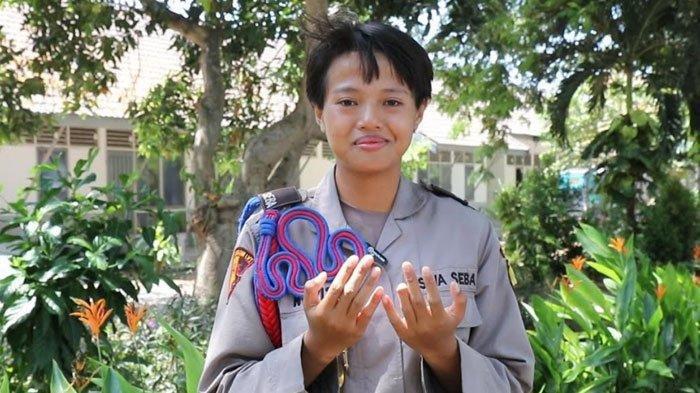 Novita Fajrin (21), atlet Muaythai asal Sampang yang pernah menyabet Medali Emas dalam ajang Pekan Olahraga Provinsi (Porprov) Jatim 2023, menjadi satu dari 16 siswa penyandang disabilitas Polri yang sedang menjalani Pendidikan Bintara. (istimewa)