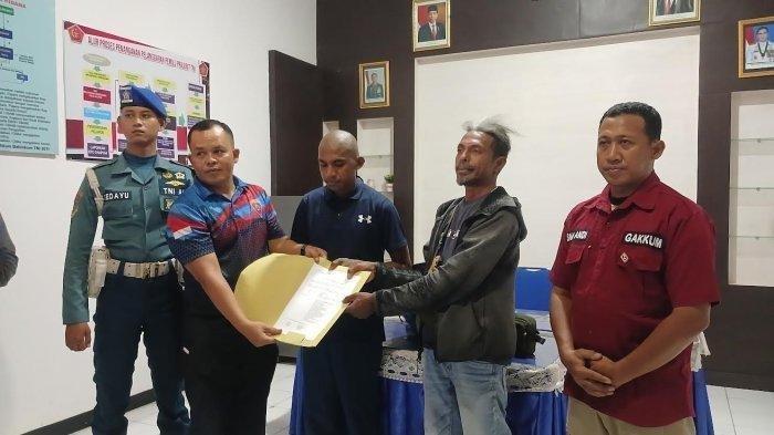 Oknum TNI AL gadungan, Jefri Ga Koro (23) diserahkan kepada pihak kepolisian untuk diproses hukum lebih lanjut. Jefri merupakan warga sipil, ternyata menjadi incaran polisi sejak beberapa bulan lalu. memiliki rekam jejak kasus penipuan.