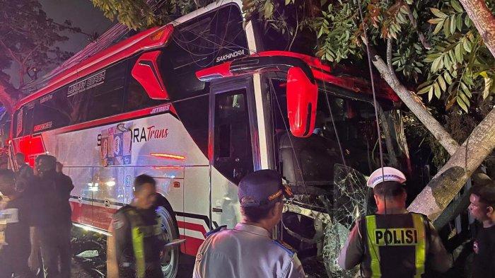 Olah TKP kecelakaan bus pariwisata yang mengalami rem blong di Jalan Ir Soekarno Kota Batu, Rabu (8/1/2025).