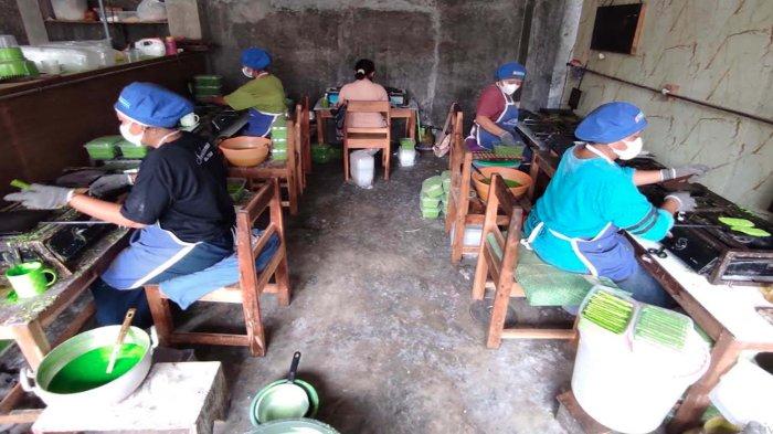 Suasana produksi Opak Gambir di Kelurahan Plosokerep, Kecamatan Sananwetan, Kota Blitar, Rabu (13/3/2024).