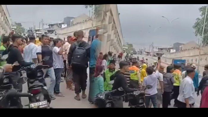 Orang-orang penasaran dengan peristiwa pencurian motor yang terjadi
