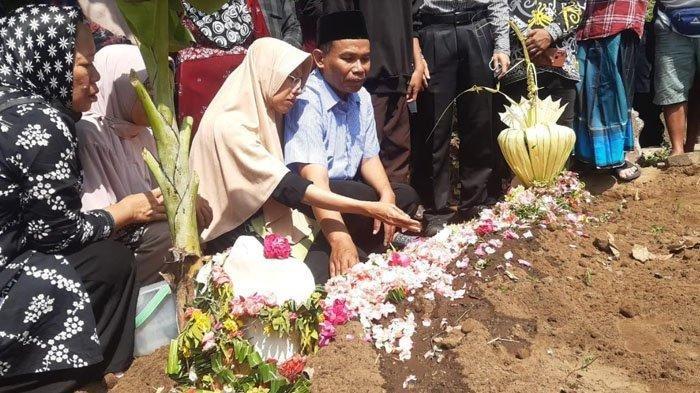 Orang tua Muhammad Naufal Zidan saat jenazah mahasiswa UI dimakamkan