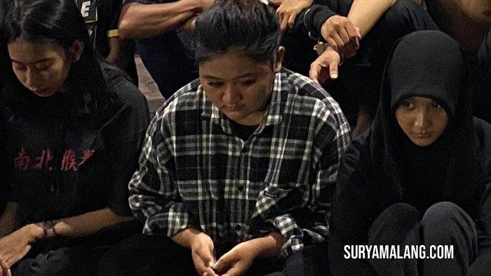 PENGECUT - 18 tukang pencak, termasuk 6 perempuan, mengeroyok satu pemuda dan merusak beberapa warung di Desa Dungus Kecamatan Cerme, Kabupaten Gresik.