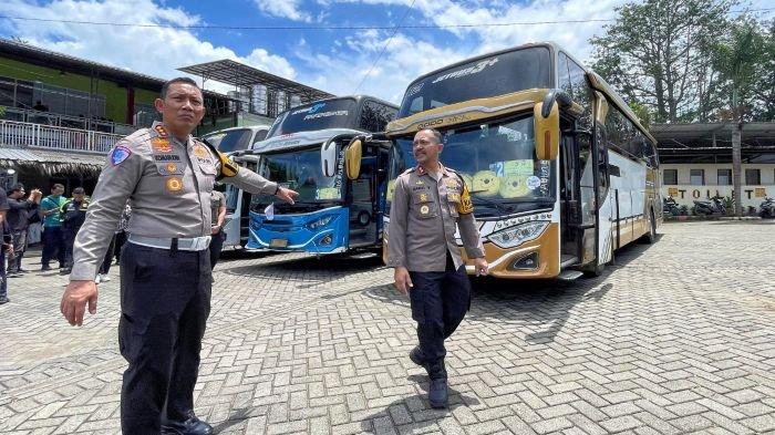 Direktur Lalu Lintas Polda Jatim, Kombes Pol Komarudin (kiri) didampingi Kapolres Batu, AKBP Andi Yudha Pranata (kanan) saat melakukan cek bus yang digunakan study tour siswa SMK TI Bali Global Badung Bali di Rest Area Jalan Oro-oro Ombo Kota Batu, Jawa Timur, Kamis (9/1/2025). Salah satu bus pariwisata yang digunakan study tour tersebut mengalami kecelakaan rem blong yang terjadi pada, Rabu (8/1/2025) malam. Penyebab Bus Sakhindra Trans angkut SMK TI Bali Global Badung mengalami kecelakaan maut di Kota Batu.