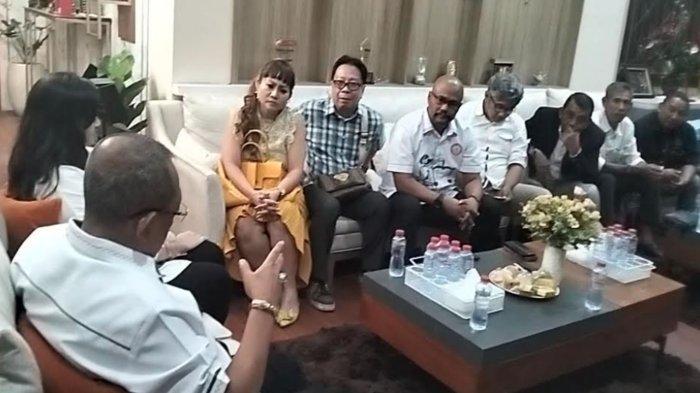 Pengusaha dan pemilik perusahaan CV Sentosa Seal, Jan Hwa Diana, saat menggelar pertemuan dengan Wakil Wali Kota Surabaya Armuji di rumah dinasnya, Senin (14/4/2025).