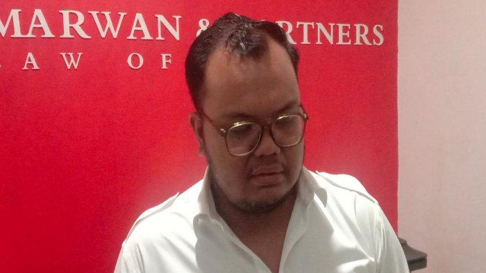 BERLANJUT KE RANAH HUKUM - Penasehat hukum terduga korban, Satria Marwan S.H, M.H saat memberikan keterangan kepada wartawan, Rabu (16/4/2025). Diketahui, kasus dokter rumah sakit swasta di Kota Malang berinisial AY yang diduga melakukan pelecehan seksual ke pasien perempuan berinsial QAR (31) bakal dibawa ke ranah hukum.