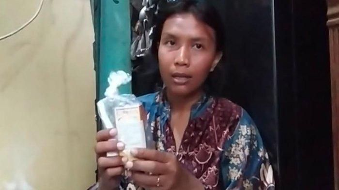 BAYI MENINGGAL - Deni Irnawati (37) menunjukkan sejumlah obat saat ditemui pada Rabu (16/4/2025). Bersama suaminya mereka mengadu ke Mapolda Jatim, karena menganggap kematian anak bungsunya; Bayi ALA berusia empat bulan, terjadi secara tak wajar usai menjalani perawatan medis di sebuah RS Kawasan Wonokromo, Surabaya, pada November 2024 silam.