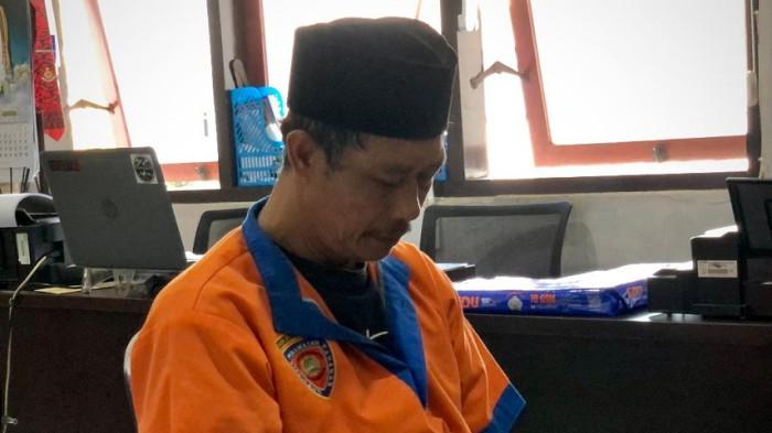 PAMAN CABUL - Suprayitno (57) warga Kelurahan Ngaglik, Kota Batu, sekaligus PNS di SDN Kota Batu, tega mencabuli keponakannya sendiri berulang kali. Keponakannya saat ini berstatus siswi SMA.