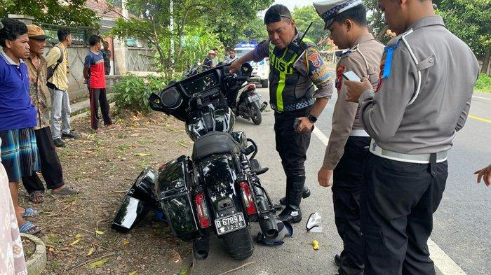 POLITISI DEMOKRAT MENINGGAL - Polisi olah TKP kecelakaan yang menewaskan Bendahara Umum Partai Demokrat Renville Antonio, Jumat (14/2/2025) pagi