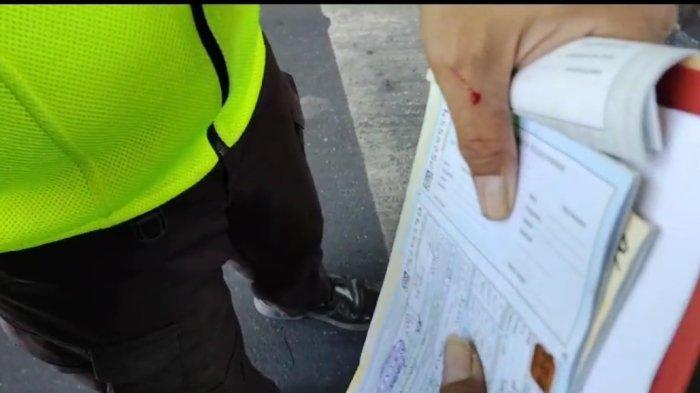 POLWAN VIRAL - Darah pada tangan anggota Ditlantas Polda Jawa Timur yang dicakar Agus, pengendara mobil Suzuki Vitara M 1016 NN. Agus kemudian diringkus oleh Kanit PJR Jatim VIII Suramadu Ditlantas Polda Jatim, AKP Farida Ariyani.