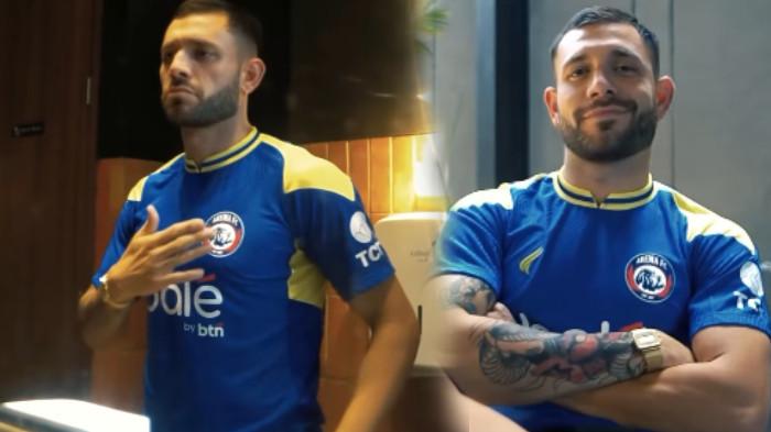 PEMAIN BARU AREMA FC - Pemain asing berposisi winger kanan atau penyerang sayap kanan, Ian Puleio baru saja diperkenalkan oleh Arema FC pada Senin (21/7/2025). Ian Puleio memperkenalkan dirinya di akun Instagram Arema FC (KANAN) dalam sebuah video pendek. Ian Puleio menunjukkan lambang Arema FC di dada (KIRI), ini profil menariknya.