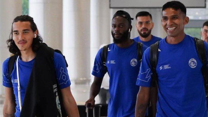 Para pemain Arema FC berangkat ke Bali, Jumat (2/2).