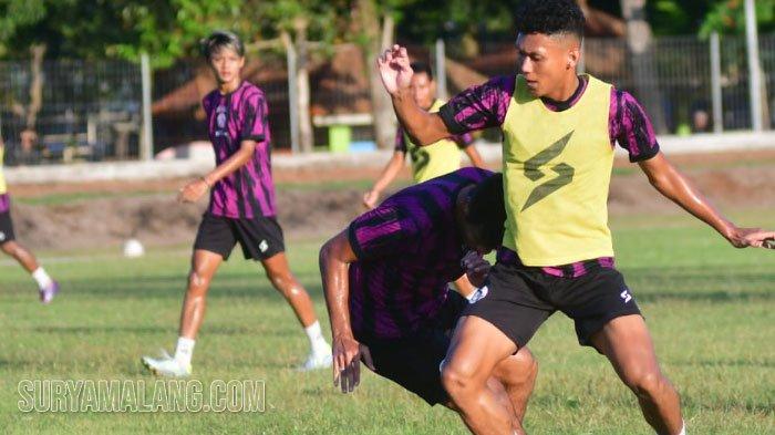 Para pemain Arema FC saat menjalani latihan di luar lapangan Stadion Kanjuruhan pada Kamis (29/6/2023). Ini merupakan latihan terakhir sebelum tim Arema FC berangkat ke Tangerang untuk menghadapi Dewa United di laga perdana Liga1