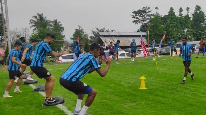 Para pemain Arema FC saat menjalani sesi latihan di Lapangan ARG Lawang, Kabupaten Malang, Senin (8/1/2024).