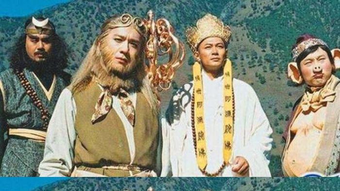 Para pemeran Kera Sakti termasuk Cu Pat Kai (pojok kanan)