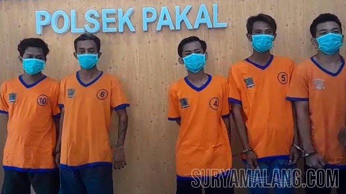 SAMPAH MASYARAKAT - Para tukang pencak terlalu sering bikin ulah di berbagai daerah. Mereka mengancam keselamatan dan mengganggu keamanan warga sehingga diringkus Tim Antibandit Polsek Pakal, Surabaya, Minggu (26/12/2023) dini hari.