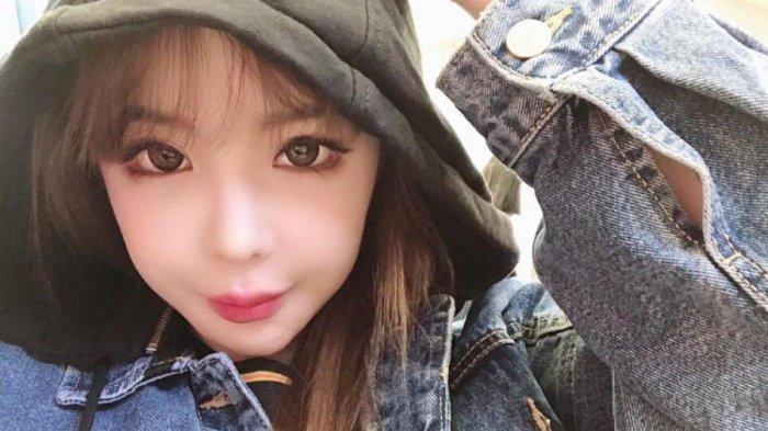 Park Bom Eks 2NE1 berpose dalam akun Instagram
