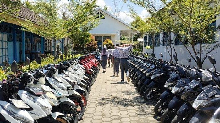 Parkiran sepeda motor seragam sesuai warna dan merek di SMAN 3 Polewali Jl KH Agussalim, Kelurahan Madatte, Kecamatan Polewali, Polman, Rabu (25/9/2024).