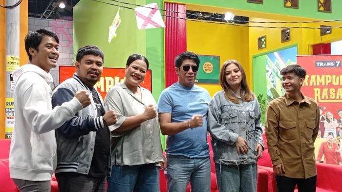 Parto bersama cast sitkom Kampung Rasa ditemui di kawasan Tendean, Jakarta Selatan