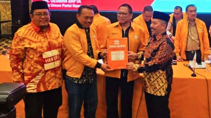 Pasangan Gunawan Wibisono dan dokter Umar Usman saat menerima Rekom dari partai Hanura yang diberikan langsung oleh Oesman Sapta Odang (OSO), Ketum Hanura, Kamis (15/8/2024).