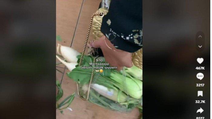 Pasangan pengantin memberikan suvenir berupa sayur segar 1