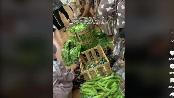 Pasangan pengantin memberikan suvenir berupa sayur segar