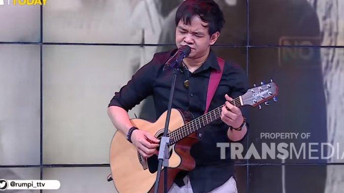 Pasha Chrisye bernyanyi di acara Rumpi