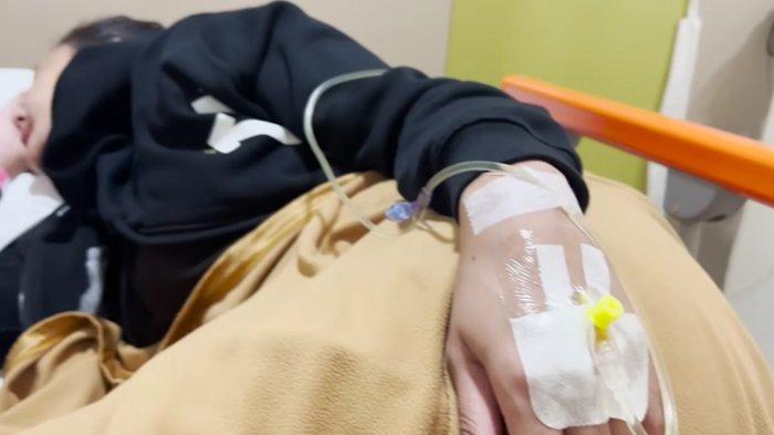 Paula Verhoeven diinfus terbaring lemah di rumah sakit