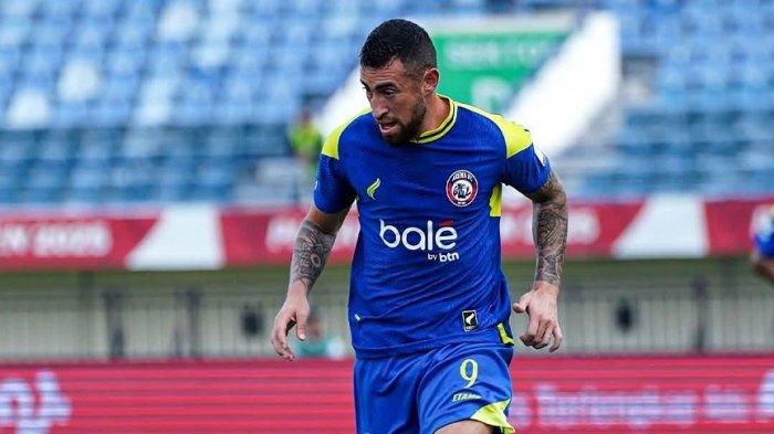 SINGO EDAN - Aksi Paulinho Moccelin dalam pertandingan Arema FC vs Indonesia All Star pada Piala Presiden 2025, Selasa (8/7/2025). Dalam pertandingan di Stadion Si Jalak Harupat, Bandung itu, skor berakhir imbang 2-2.