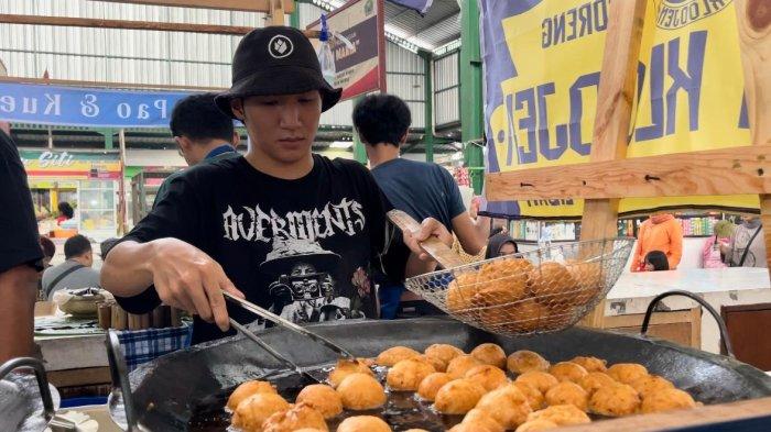 Pedagang saat menggoreng Bakso Goreng atau Bagor Klodjen di Pasar Klojen, Kota Malang, Rabu (31/7/2024).