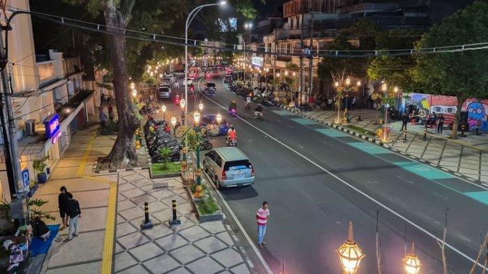 Pedestrian kawasan Kayutangan Heritage di Kota Malang pada malam hari