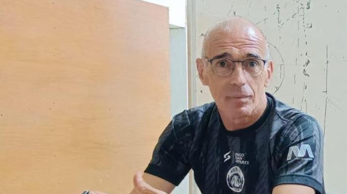 Pelatih Arema FC Fernando Valente saat melakukan jumpa pers usai menjalani latihan di Stadion Gajayana, Rabu (6/9/2023).