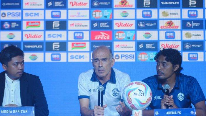Pelatih Arema FC, Fernando Valente dalam sesi jumpa press sebelum pertandingan melawan Persita Tangerang.
