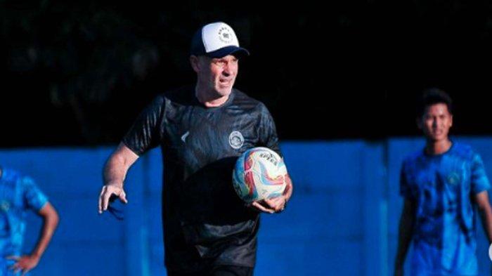 Pelatih Arema FC, Joel Cornelli. Pelatih asal Brasil itu berharap timnya bisa memanfaatkan ajang Piala Presiden 2024 untuk mematangkan tim sebelum berlaga di kompetisi Liga 1 musim 2024/2025.