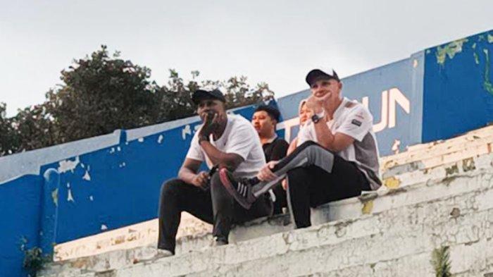 Pelatih Arema FC Joel Cornelli bersama Claudio de Jesus mantan pemain Arema di era 2000-an saat memantau tim Arema FC latihan di stadion Gajayana Malang, Sabtu (29/6/2024)