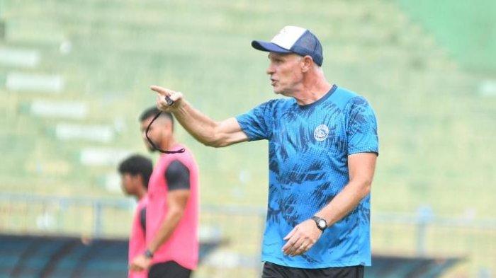 Pelatih Arema FC, Joel Cornelli, memberikan instruksi saat sesi latihan di Stadion Gajayana, Kota Malang, Jawa Timur, Jumat (6/12/2024).