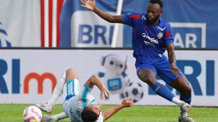 Pemain Arema FC melewati pemain PSBS Biak saat laga di Stadion Soepriadi, Sabtu (21/12/2024). Pelatih PSBS Biak Puji Arema FC Main Cepat Bikin Timnya Kewalahan, Banjir Gol di Stadion Soepriadi