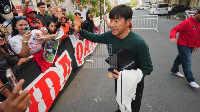 Pelatih Timnas Indonesia, Shin Tae-yong menyapa penggemar Garuda ((Timnas Indonesia))