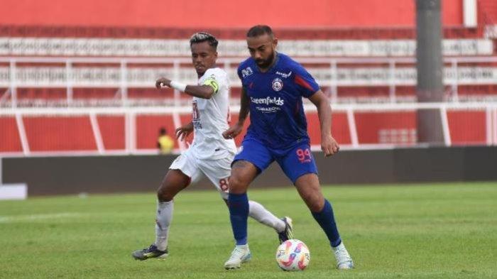 Pemain Arema FC, Dalberto (kanan), dalam pertandingan melawan Malut United di Stadion Soepriadi, Blitar, Sabtu (19/10/2024).